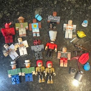 Roblox figurines 14 pieces +extra stuff